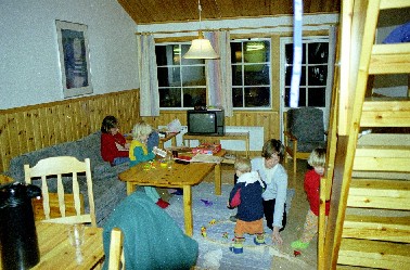 En stor hytte giver god plads og albuerum om aftenen (Branäs 1999)