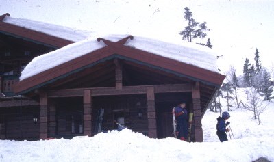I Norge og Sverige  kan man få en god, stor hytte at bo i (Trysil 2003)